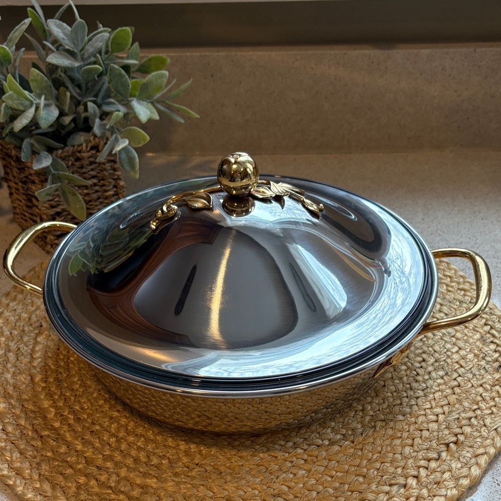 Vintage Oneida "Apples & Twigs" 2 QT Round Baker / Serving Dish